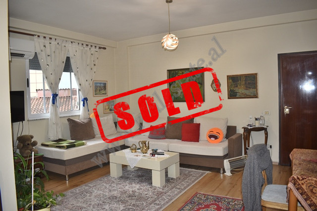 Apartament 1+1 per shitje ne rrugen Dritan Hoxha ne Tirane.
Shtepia pozicionohet ne katin e dyte ba